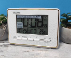 Budzik Seiko QHL096W z termometrem 12 x 9 cm . 2