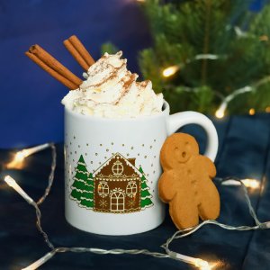 Ceramiczny kubek "Dom z Piernika" ozdobiony uroczym, zimowym motywem. Prezent upominek na mikołaja święta gwiazdkę dla faceta taty mamy męża koleżanki przyjaciółki kobiety dziadka dziewczyny babc 2