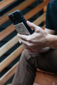 UAG Ultra Slim 5K - powerbank 5000 mAh z podstawką, ładowanie bezprzewodowe 10W, kompatybilny z MagSafe, kabel w zestawie (titanium) 5