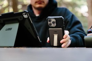 UAG Ultra Slim 5K - powerbank 5000 mAh z podstawką, ładowanie bezprzewodowe 10W, kompatybilny z MagSafe, kabel w zestawie (titanium) 6