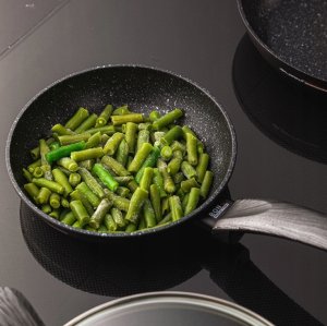 PATELNIA BONO 26 CM IND. (CZARNA, POWŁOKA IMITUJĄCA KAMIEŃ, UCHWYT CZARNY) 16