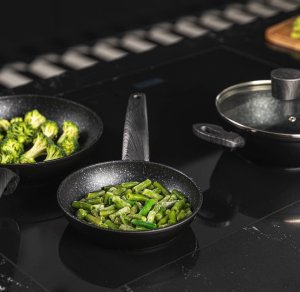 PATELNIA BONO 26 CM IND. (CZARNA, POWŁOKA IMITUJĄCA KAMIEŃ, UCHWYT CZARNY) 6