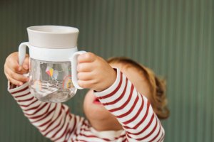 KUBEK DZIECIĘCY TRENINGOWY DO NAUKI PICIA MIO 200 ML LITTLE FARM 9