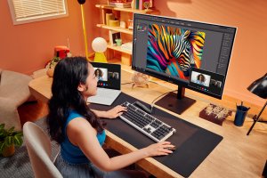 HP OMEN Transcend 32 White Backlit Gaming Charging Monitor - 31.5" 3840 x 2160 4K UHD 240Hz 250-nit AG, QD-OLED, USB-C(140W/15W)/2x HDMI/DisplayPort/Audio Jack, USB-C, 3x USB-A, KVM switch, speakers, height adjustable/tilt/pivot, 1 years 24