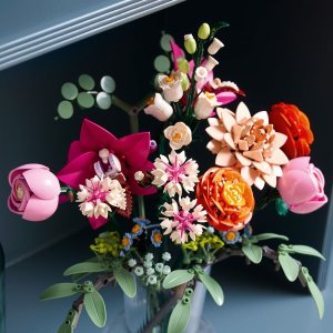 LEGO Botanicals Piękny bukiet różowych kwiatów 3 szt. (10342) 7