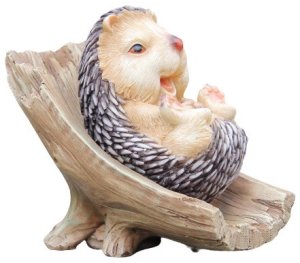 DECOR HEDGEHOG ON LOUNGER 19.7X12X17.6CM 1