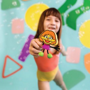 Glo Pals, Postać do kąpieli Julia - zestaw z dwiema kostkami sensorycznymi świecącymi w wodzie 2