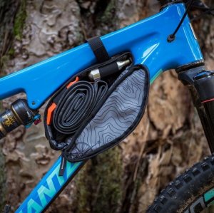 Torba na ramę BLACKBURN OUTPOST CORNER BAG black, wodoodporna, 0,7L (NEW 2025) 3