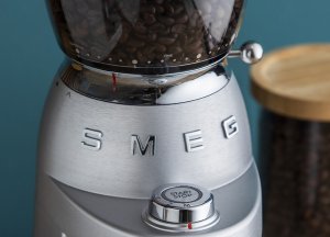 SMEG Kaffeemühle 50s Style CGF02SSEU silber 18