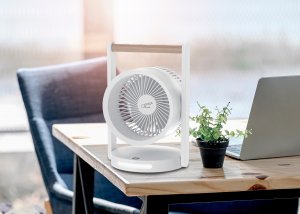 WENTYLATOR BIURKOWY Z DREWNIANĄ RĄCZKĄ, POZIOMY PRĘDKOŚCI, Z LAMPKĄ NOCNĄ, WYŚWIETLACZ, WSKAŹNIK NAŁDAOWANIA , LADOWANIE USB C, 10W, 3600 mAh,6,4" 2