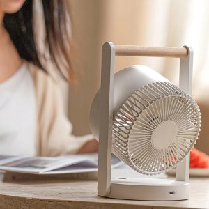 WENTYLATOR BIURKOWY Z DREWNIANĄ RĄCZKĄ, POZIOMY PRĘDKOŚCI, Z LAMPKĄ NOCNĄ, WYŚWIETLACZ, WSKAŹNIK NAŁDAOWANIA , LADOWANIE USB C, 10W, 3600 mAh,6,4" 9