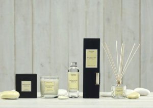 Baylis & Harding Zapachowa świeca Cereria Molla Madagascar vanilla 230 g 3