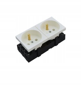 Gniazdo podwójne z uziemieniem i blokadą białe 333528 AKS 2