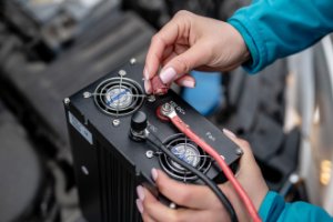 Przetwornica Newell Przetwornica napięcia z czystą sinusoidą - 12 V / 230 V, 1000 W 7