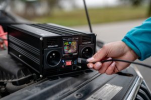 Przetwornica Newell Przetwornica napięcia z czystą sinusoidą - 12 V / 230 V, 1000 W 9