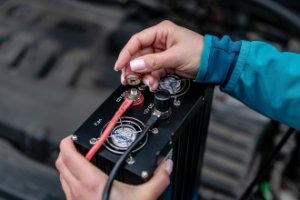 Przetwornica Newell Przetwornica napięcia z czystą sinusoidą - 12 V / 230 V, 2000 W 7