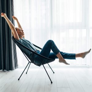 Zestaw mebli rattanowych 2 fotele ażurowe i okrągły stolik ze szklanym blatem czarny UNIWERSALNY 11