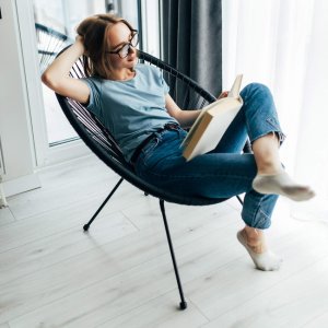 Zestaw mebli rattanowych 2 fotele ażurowe i okrągły stolik ze szklanym blatem czarny UNIWERSALNY 8