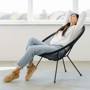 Zestaw mebli rattanowych 2 fotele ażurowe i okrągły stolik ze szklanym blatem czarny UNIWERSALNY 10