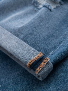 Krótkie męskie spodenki jeansowe z przetarciami i podwiniętą nogawką  niebieskie V2 OM-SRDS-0186 M 11