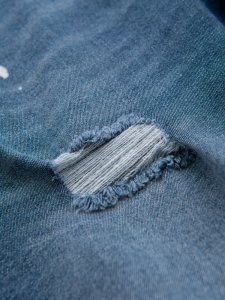 Krótkie męskie spodenki jeansowe z przetarciami i podwiniętą nogawką  niebieskie V2 OM-SRDS-0186 M 10