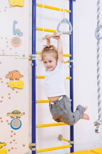 Drabinka gimnastyczna Next 1 pomarańczowa + ścianka Dino 225 cm + huśtawka 17