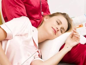 Verk Poduszka ortopedyczna z otworem na rękę do spania memory biała łukowa 5