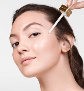 Dior Prestige Light-In-White Rozwiązanie Świetlne Rozświetlające serum do twarzy 30ml 3