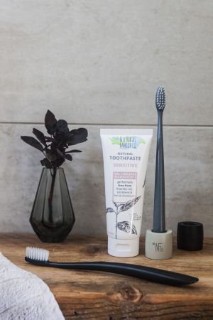 THE NATURAL FAMILY CO Biodegradowalne szczoteczki do zębów, 2szt., soft, Pirate Black i Monsoon Mist 3