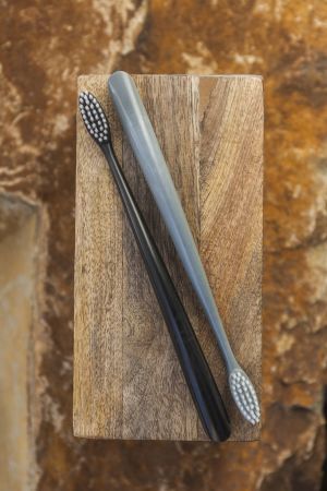 THE NATURAL FAMILY CO Biodegradowalne szczoteczki do zębów, 2szt., soft, Pirate Black i Monsoon Mist 4