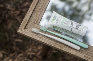 THE NATURAL FAMILY CO Biodegradowalne szczoteczki do zębów, 2szt., soft, Rivermint i Ivory Desert 3