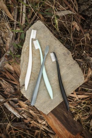 THE NATURAL FAMILY CO Biodegradowalne szczoteczki do zębów, 2szt., soft, Pirate Black i Ivory Desert 3