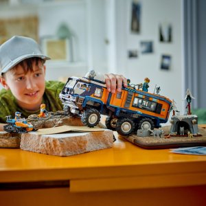 LEGO City Ciężarówka z laboratorium arktycznej odkrywczyni (60471) 3