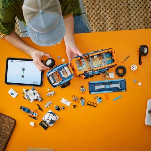 LEGO City Ciężarówka z laboratorium arktycznej odkrywczyni (60471) 4