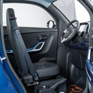 Czterokołowiec lekki, skuter elektryczny zabudowany z dachem MICRO CAR BILI BIKE SIGMA 4 LIT LiFePO4 niebieski ciemne wnętrze 8