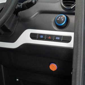 Czterokołowiec lekki, skuter elektryczny zabudowany z dachem MICRO CAR BILI BIKE SIGMA 4 LIT LiFePO4 biały ciemne wnętrze 13