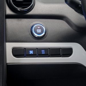 Czterokołowiec lekki, skuter elektryczny zabudowany z dachem MICRO CAR BILI BIKE SIGMA 4 LIT LiFePO4 biały ciemne wnętrze 14