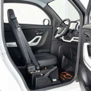 Czterokołowiec lekki, skuter elektryczny zabudowany z dachem MICRO CAR BILI BIKE SIGMA 4 LIT LiFePO4 biały ciemne wnętrze 7