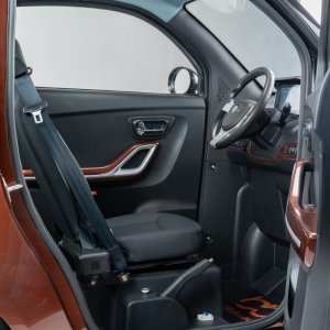 Czterokołowiec lekki, skuter elektryczny zabudowany z dachem MICRO CAR BILI BIKE SIGMA 4 LIT LiFePO4 brązowy ciemne wnętrze 8