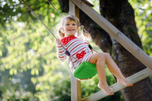 Wisząca ogrodowa huśtawka dla dzieci ławeczka deska zielona 2