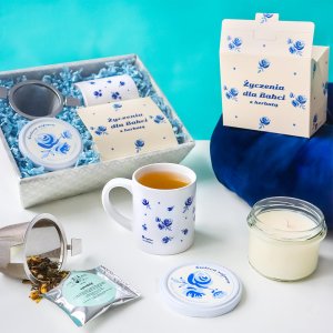 Gotowy zestaw prezentowy Życzenia dla Babci herbata sypana PREMIUM mix 5 smaków w saszetkach zaparzacz kubek świeca prezent upominek na Dzień Babci 2