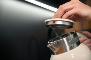 CZAJNIK ELEKTRYCZNY BEZPRZEWODOWY STALOWY RETRO KREMOWY BIAŁY 2200W 1,5L Torino 11