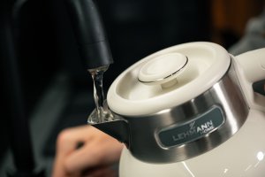 CZAJNIK ELEKTRYCZNY BEZPRZEWODOWY STALOWY RETRO KREMOWY BIAŁY 2200W 1,5L Torino 8