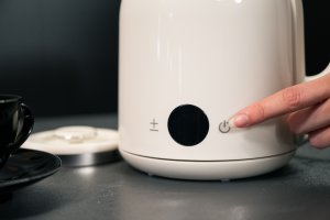 CZAJNIK ELEKTRYCZNY BEZPRZEWODOWY STALOWY RETRO KREMOWY BIAŁY 2200W 1,5L Torino 9