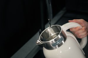 CZAJNIK ELEKTRYCZNY BEZPRZEWODOWY STALOWY RETRO KREMOWY BIAŁY 2200W 1,5L Torino 10