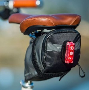 Zestaw lampki BLACKBURN DAYBLAZER przód 1500 lumenów, tył 65 lumenów (NEW 2025) 4