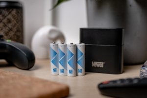 Ładowarka 4-kanałowa Newell do akumulatorów Li-ion + 4 akumulatory Li-ion AA 2200 mAh 12