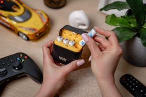 Ładowarka 4-kanałowa Newell do akumulatorów Li-ion + 4 akumulatory Li-ion AA 2200 mAh 15