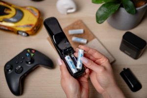 Ładowarka 4-kanałowa Newell do akumulatorów Li-ion + 4 akumulatory Li-ion AA 2200 mAh 16