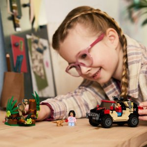 LEGO Jurassic World Ucieczka terenówką przed raptorem (76972) 2